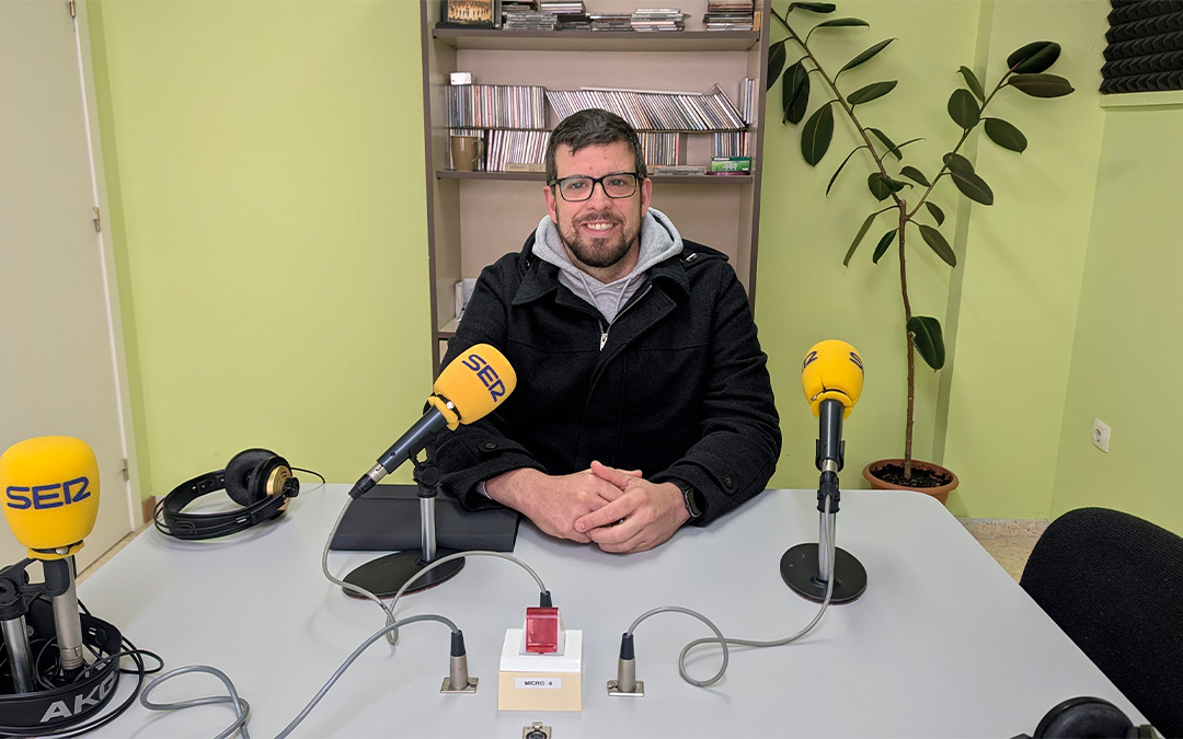 Abraham Martínez en Radio Caspe./ S.F.