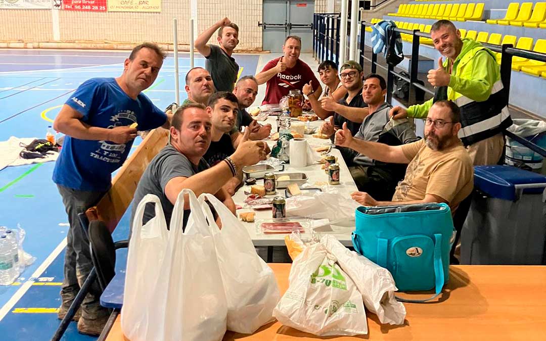 Agricultores de Los Olmos, Alcorisa, Alcañiz, Andorra, Samper de Calanda, Berge y Molinos cenando en el pabellón en el que duermen / La COMARCA