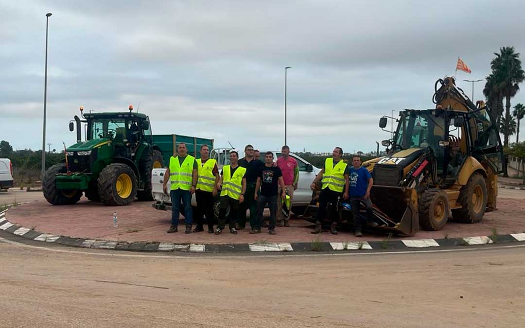 Agricultores bajoaragoneses este lunes en Valencia preparados para ayudar con sus tractores / La COMARCA