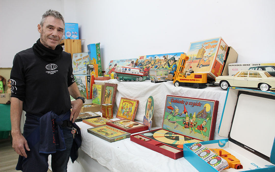 Pedro Gresa llevó parte de su colección de juguetes desde Alcañiz hasta la XXIX Feria de Aguaviva. / B. Severino