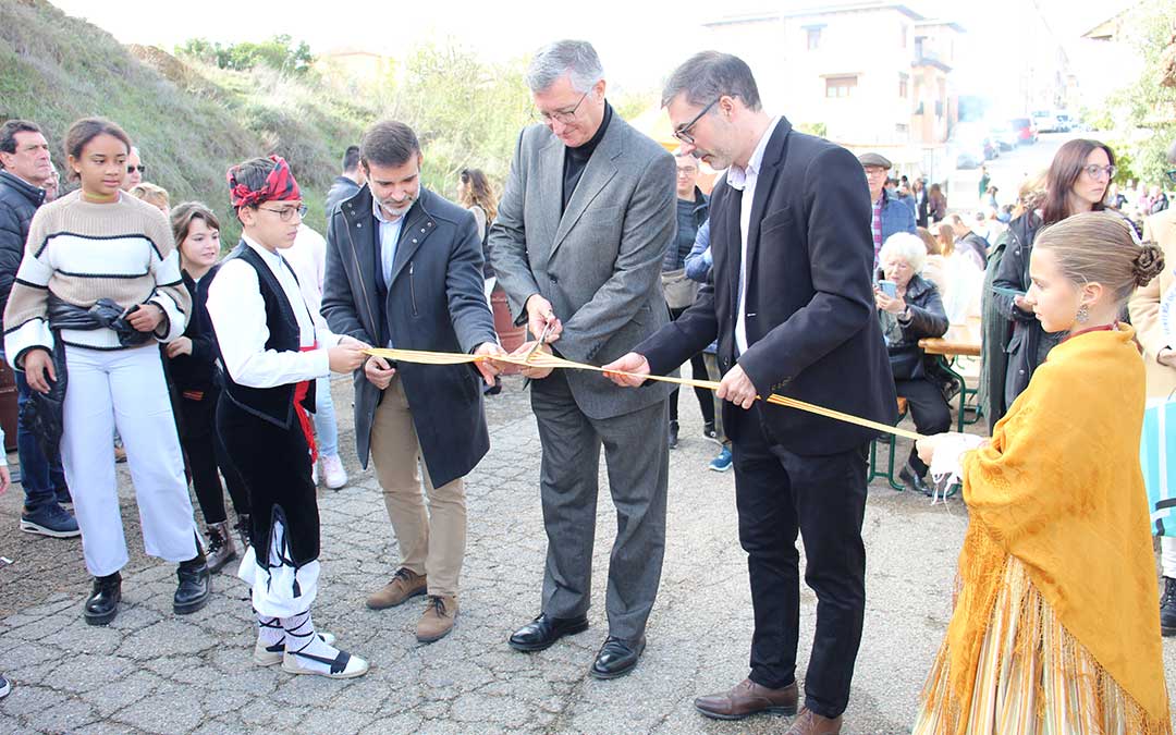 El consejero Manuel Blasco y el alcalde Aitor Clemente, junto al director de Comercio, Ferias y Artesanía, Javier Camo, en el corte de cinta de la XXIX Feria de Aguaviva. / B. Severino