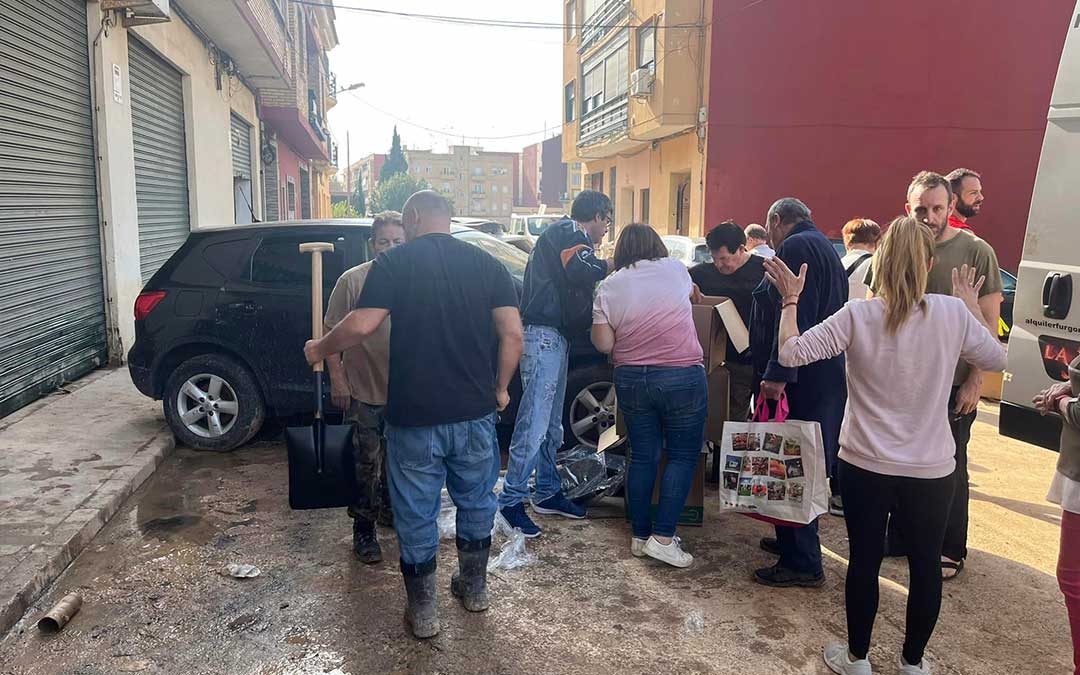 Delegación albalatina en tierras valencianas para entregar la donación / Ayto.