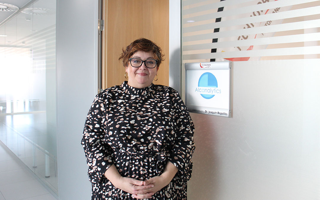 La empresaria Ana Cristina Esteban en el espacio coworking de Technopark desde donde trabaja y hace crecer a Alcanalytics. / B. Severino