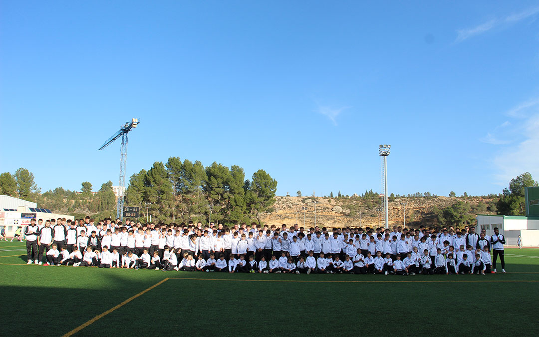 Foto de grupo de los equipos masculinos del Alcañiz C.F. de la temporada 2024/2025. / B. Severino