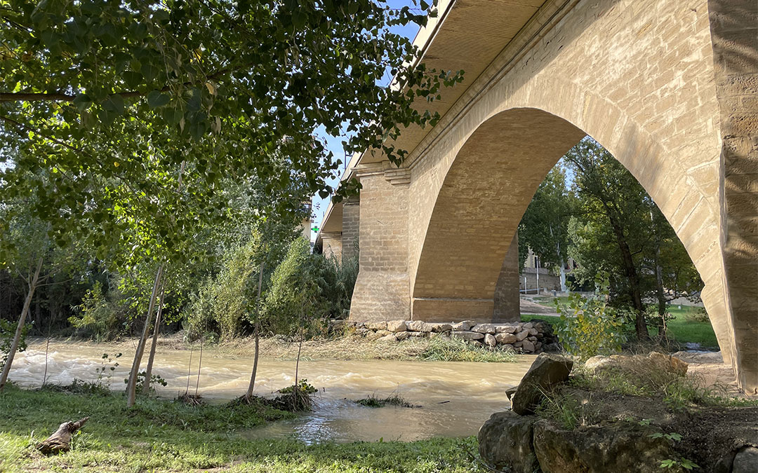 Crecida del río Guadalope en Alcañiz tras el desembalse del pantano de Calanda por las lluvias de la Dana./ María Celiméndiz