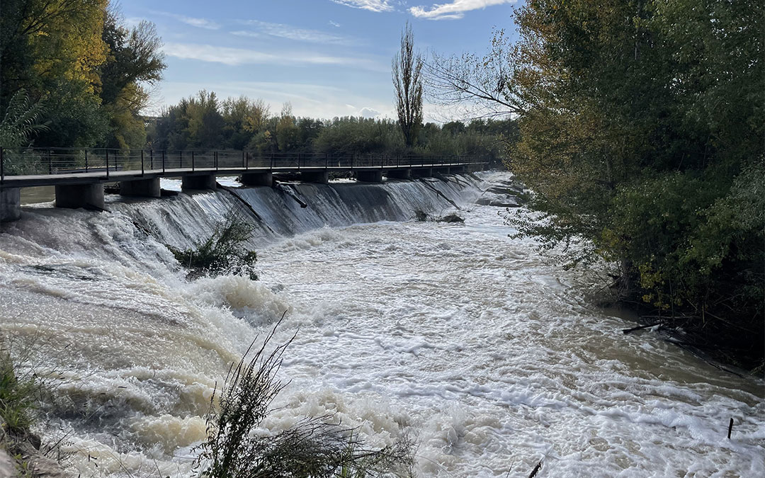Crecida del río Guadalope en Alcañiz tras el desembalse del pantano de Calanda por las lluvias de la Dana./ María Celiméndiz