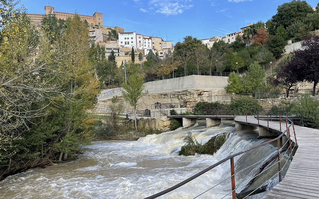 Crecida del río Guadalope en Alcañiz tras el desembalse del pantano de Calanda por las lluvias de la Dana./ María Celiméndiz
