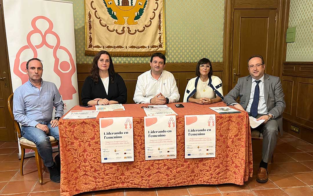 La presidenta de Enredadas, María Vígara, ayer con representantes de CEOE-CEPYME, Ayuntamiento, Cámara y Caja Rural, este lunes en el Salón de Cuadros de Alcañiz./ Laura Castel.