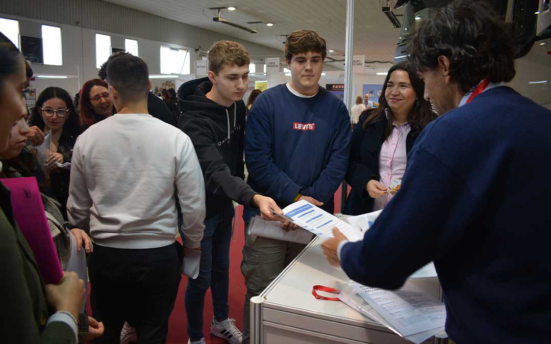 Los participantes de la feria, gran parte de ellos estudiantes de FP, pudieron entregar sus currículums a las empresas./ C.O.