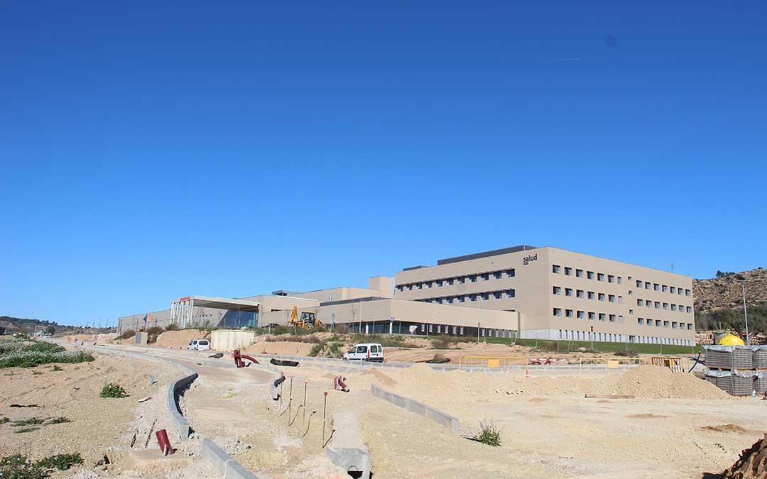 Delante del nuevo Hospital ya están distribuidos los carriles de circulación y las aceras del vial./ L. Castel