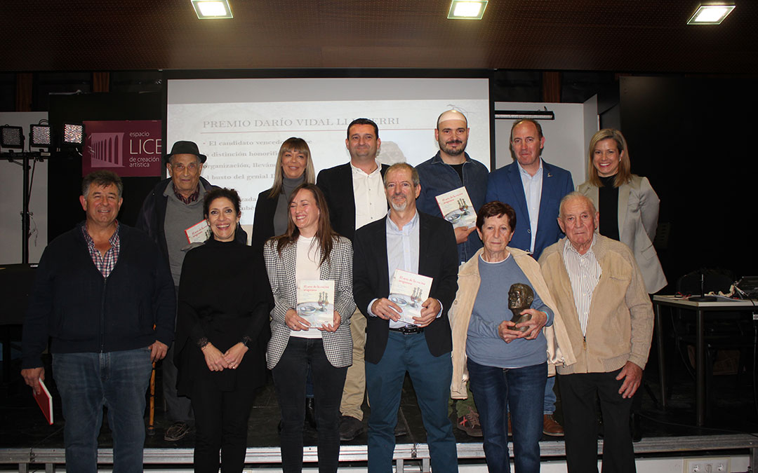 Foto de familia del acto de 2023 de todas las candidaturas y premiados en el Liceo. / C.O.
