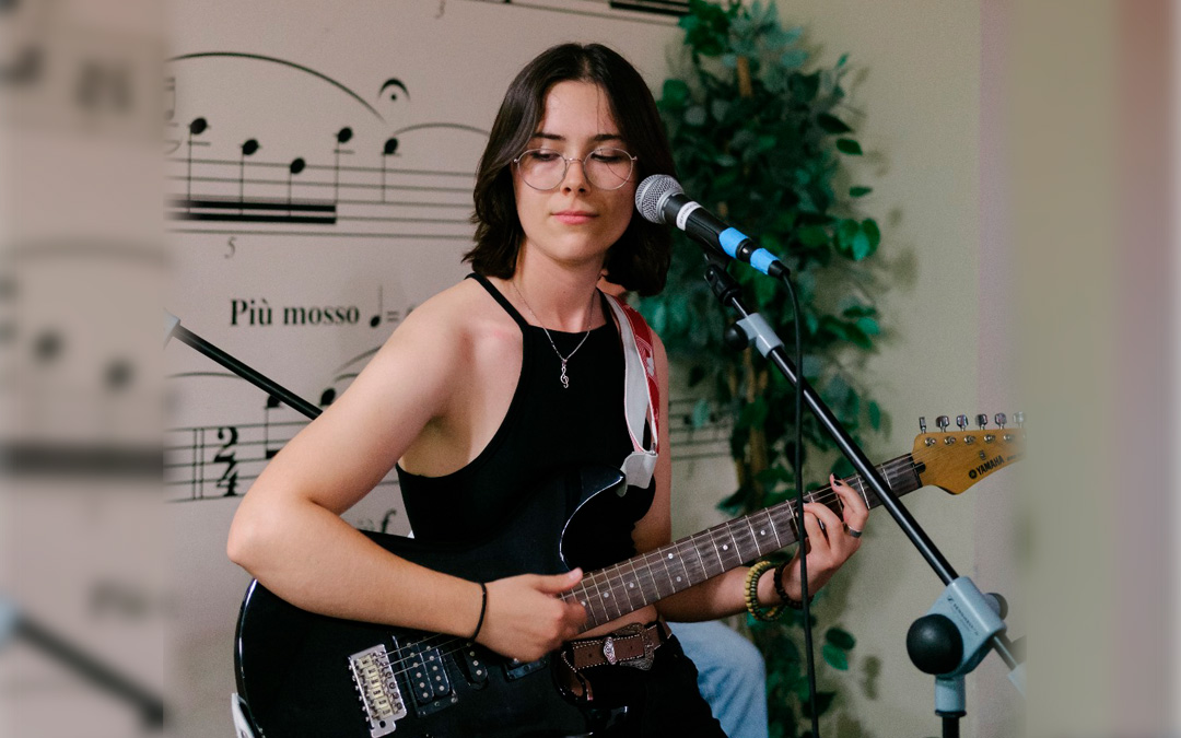 Belenguer en su hábitat, siempre rodeada de música que también comparte en su Instagram (@raquelbelenguer_). / Ana Carmen Alejandre