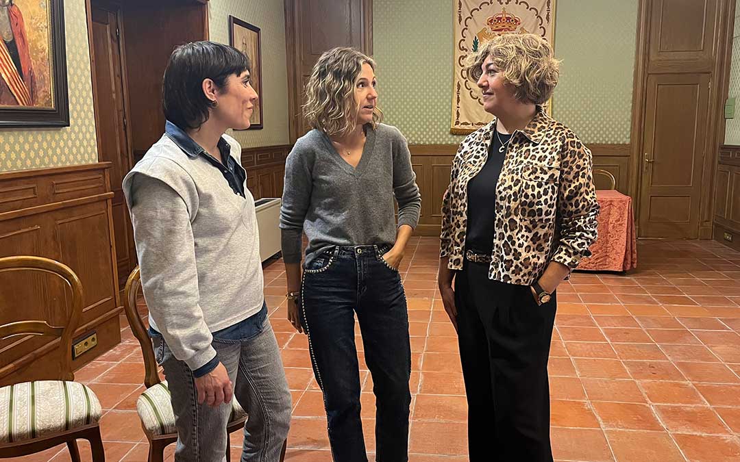 La concejal de Salud Social, Marta Alquézar, junto con Carmen Julve, trabajadora social del Centro de Prevención Comunitaria de Alcañiz; y Cristina Falo, psicóloga de la unidad./ L.C.
