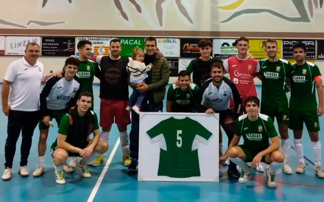 El Alcorisa F.S. tras su contundente triunfo contra el Mosqueruela por 7-2, homenajeó a Pedro Pitarch, uno de los jugadores más veteranos del club./ Alcorisa F.S.