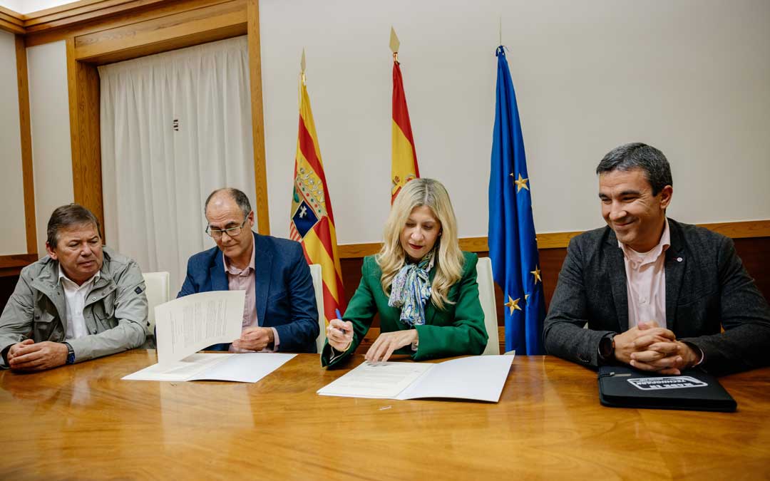 Los gerentes de la empresa han firmado el acuerdo este viernes junto a la vicepresidenta, Mar Vaquero y el director de Technopark, Daniel Urquizu./ DGA