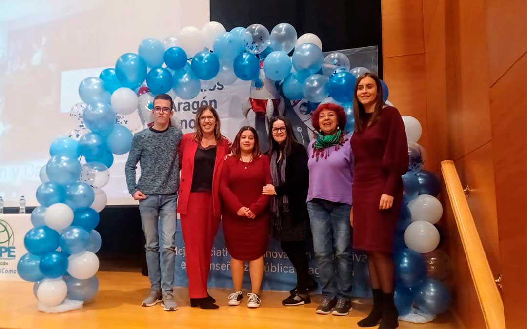 La directora del colegio, Lola Oriol, asistió a la gala junto a alumnos y parte del equipo./ G.F.