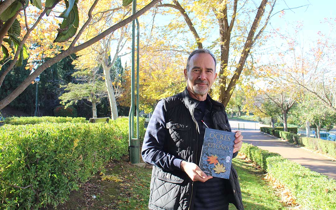 Galve, en Andorra, con un ejemplar de ‘Ocres de otoño’ que luce en la portada el sello Maestría concedido por la editorial. / B. Severino