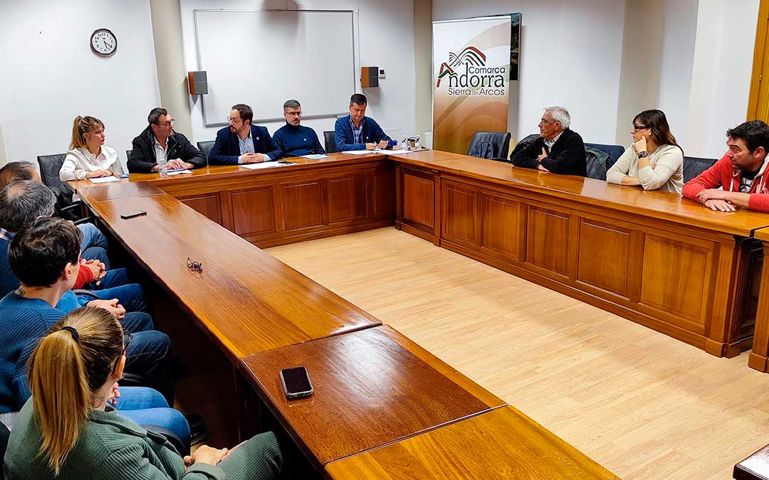 Los alcaldes de Andorra-Sierra de Arcos se unieron ayer para concretar la PNL que pedirá la mejora de la pista./ Alberto Gracia.