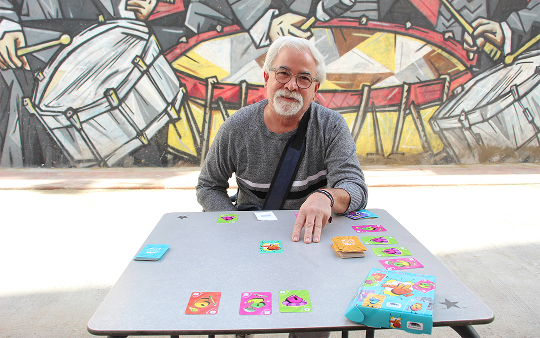 Antonio Martínez con el juego, en Híjar, donde se ha quedado a vivir./ Beatriz Severino