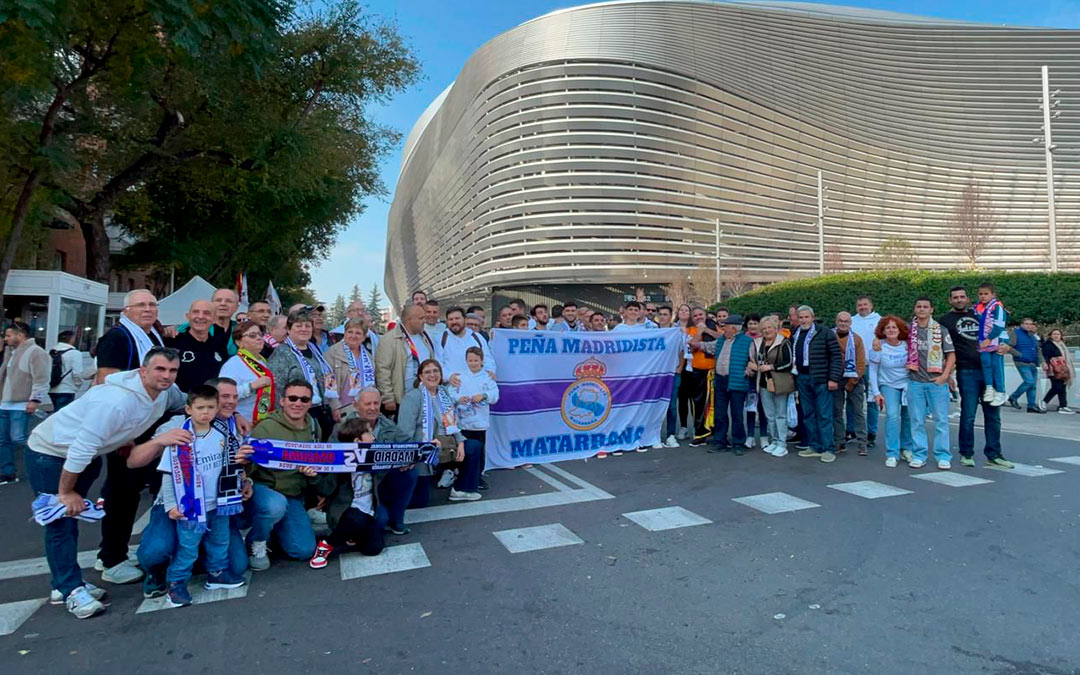 Más de 60 vecinos del Matarraña participaron en la primera excursión de la peña madridista. /LA COMARCA