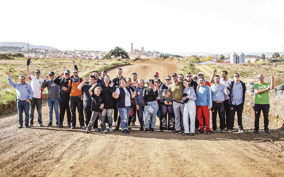Foto de familia de parte de los voluntarios y organizadores del Autocross de Aguaviva de este domingo. / Carlos Casimiro
