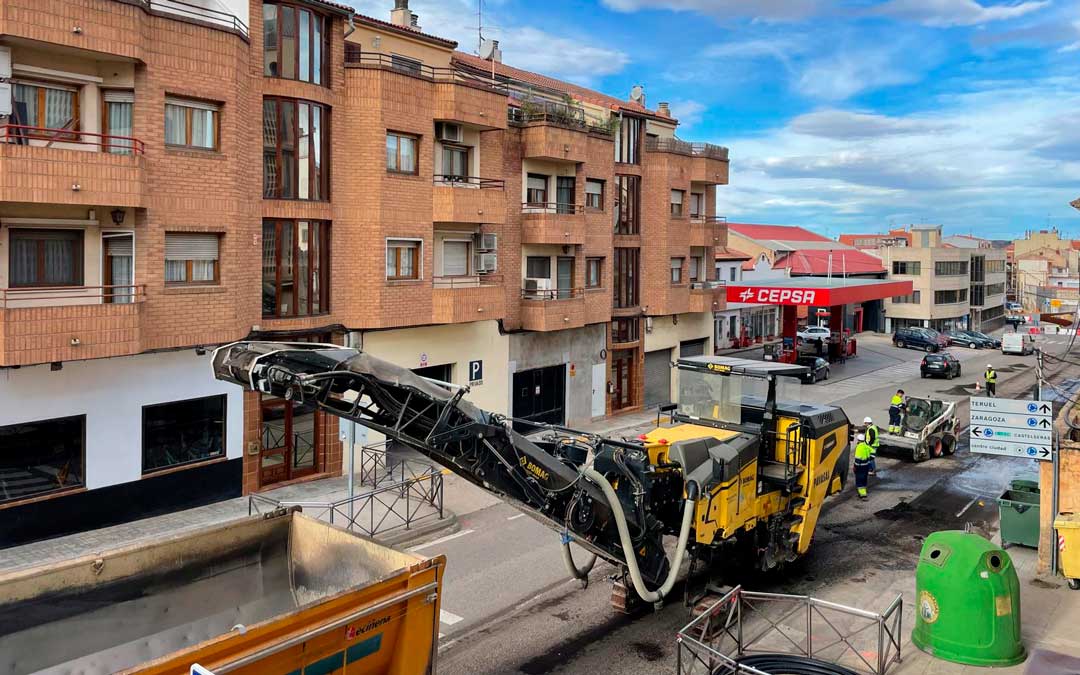 Inicio de las obras este jueves con el agua fluyendo junto a una de las aceras./ M.C.
