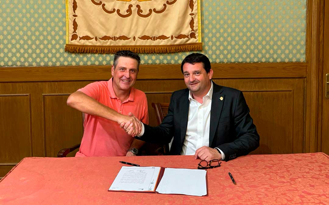 Firma del convenio con el Balonmano Alcañiz./ AYTO ALCAÑIZ