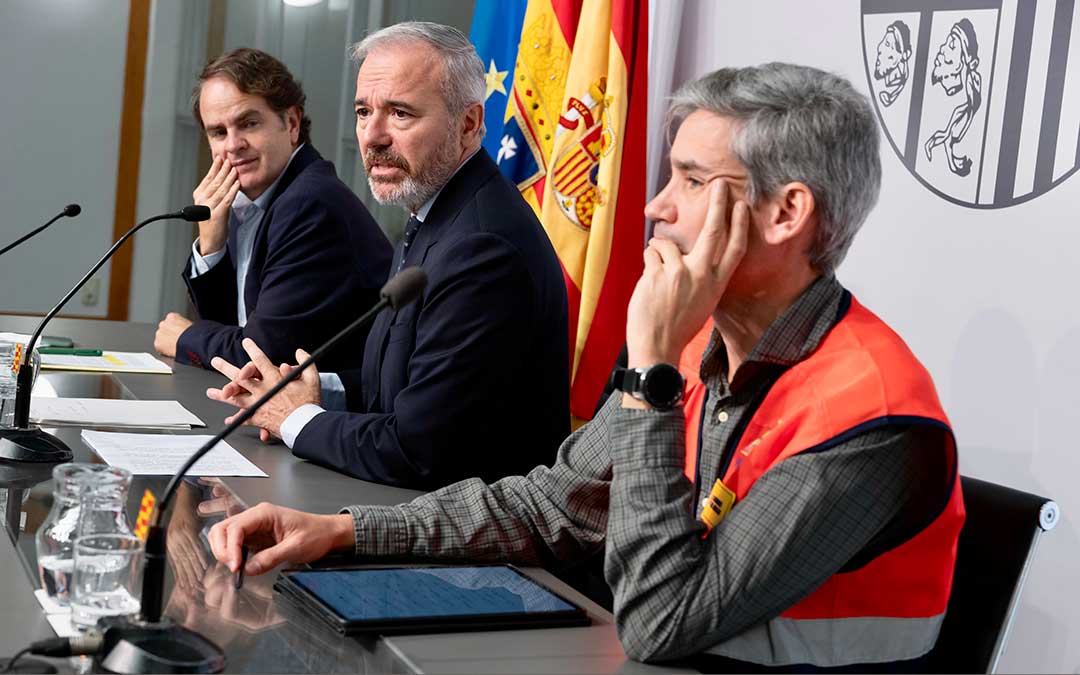El presidente de Aragón, Jorge Azcón; el consejero de Hacienda, Interior y Administración Pública, Roberto Bermúdez de Castro; y el jefe de servicio de Seguridad y Protección Civil, Jorge Crespo, explicando este miércoles el decreto-ley de ayudas urgentes para los afectados por la DANA / Fabián Simón