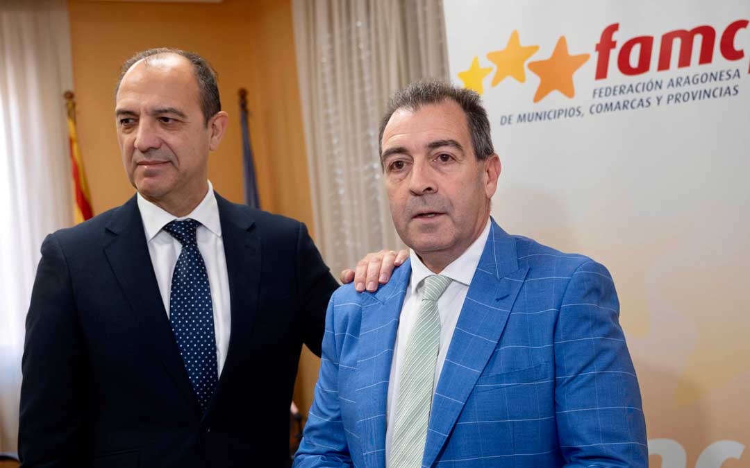 El consejero de Sanidad, José Luis Bancalero Flores, y el presidente de la Federación Aragonesa de Municipios, Comarcas y Provincias, Carmelo Pérez Díez, durante la reunión./ DGA