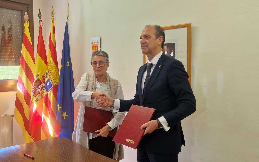 El consejero de Sanidad, José Luis Bancalero, y la consellera de Salut de la Generalitat de Cataluña, Olga Pané Mena, durante la firma./ DGA
