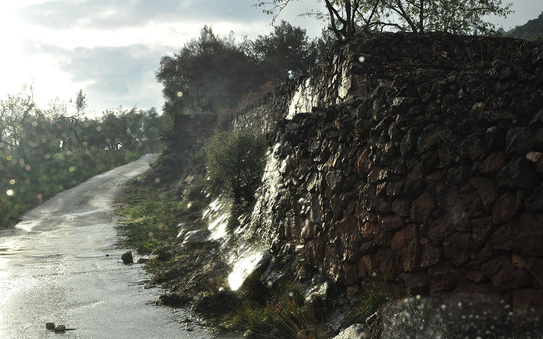 Muchos caminos, como los de Beceite -en la imagen- son todavía auténticas rieras./ J.L.