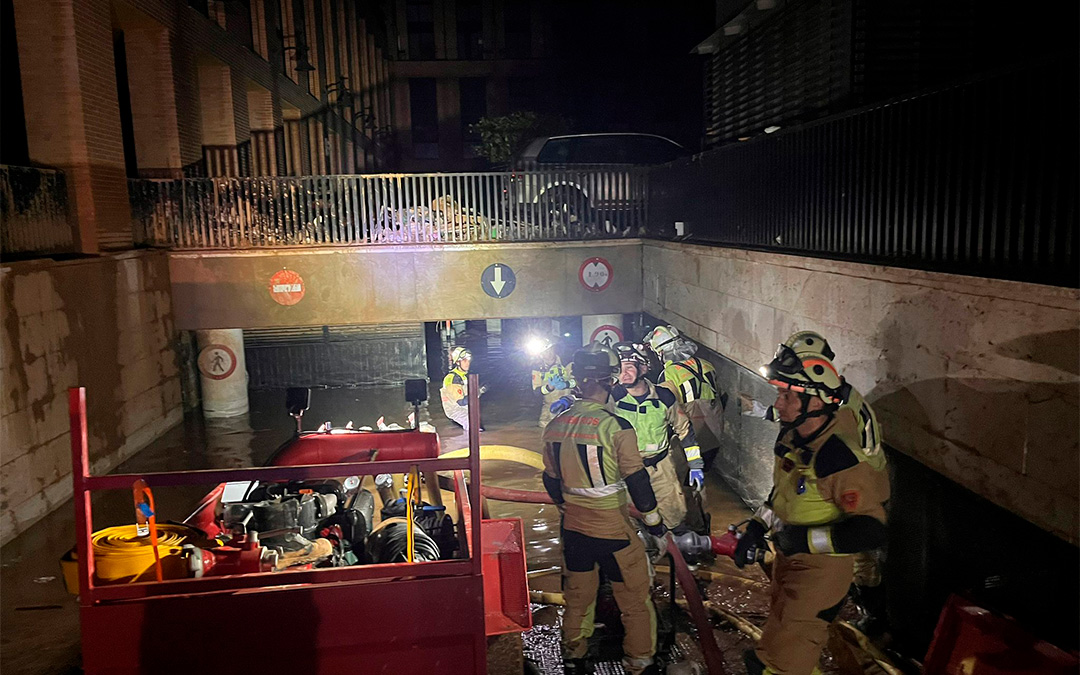 Grupo de bomberos de la DPZ achicando agua./ G.L.