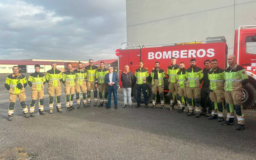Bomberos de la DPT antes de salir para ayudar en Valencia./ DPT