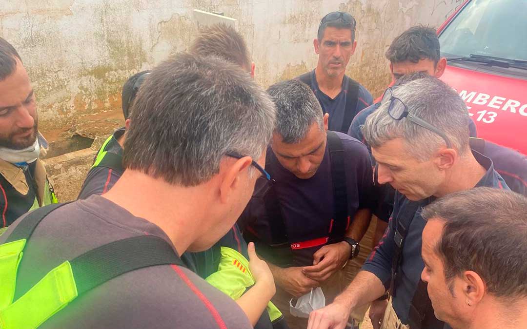 Bomberos de Teruel organizando el trabajo / La COMARCA