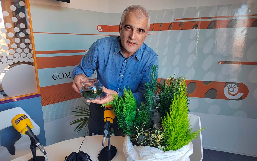Nuestro botánico de referencia Javier Carela en el Espacio Verde./ La Comarca