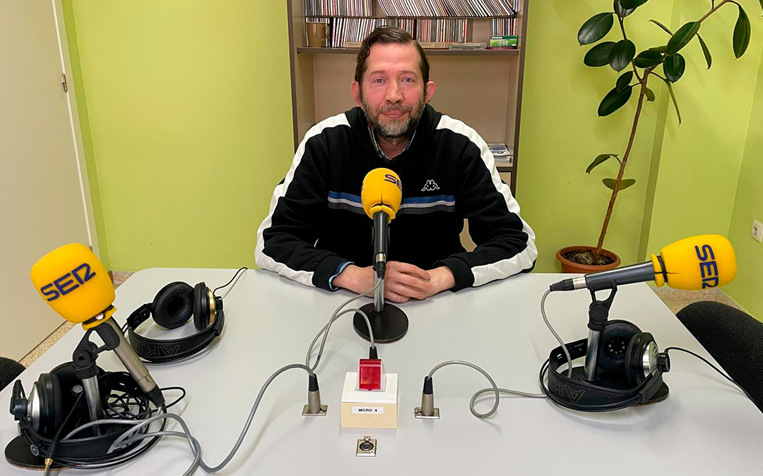 Carlos Grañena en Radio Caspe./ S.F.