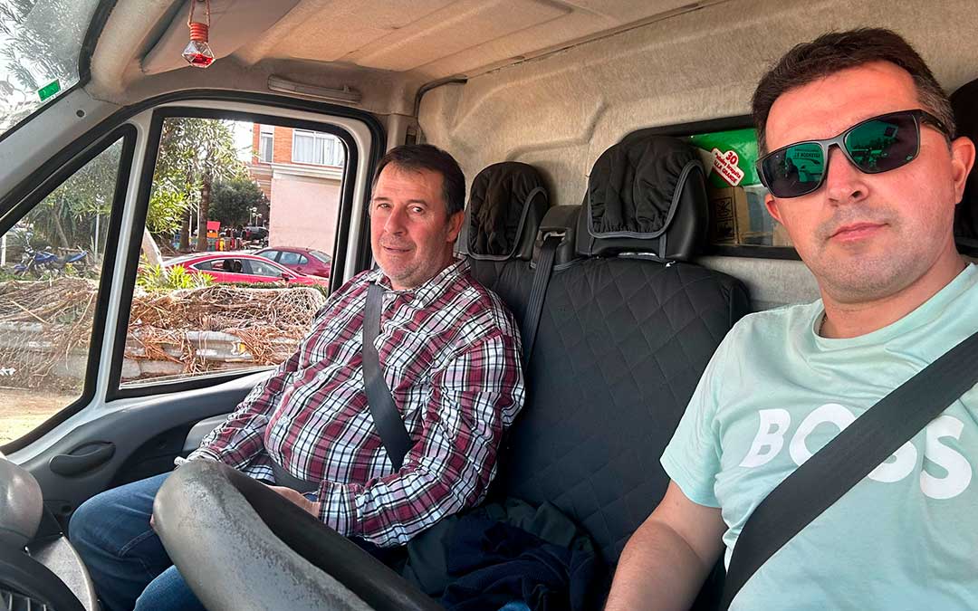El alcalde de Calanda, Alberto Herrero; y Juan Lamiel, llevaron ayer a Massamagrell comida y materiales / La COMARCA