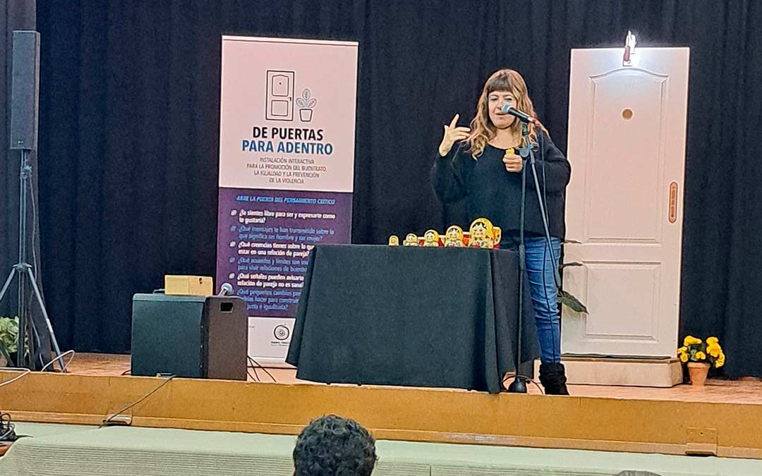 Con motivo del Día Internacional de la Eliminación de la Violencia contra la Mujer, las actividades se centran en los talleres 'De puertas para adentro', impartidos por la educadora emocional y coach personal Marta Enguix, dirigidos a alumnos de 3º de ESO./ M.E.