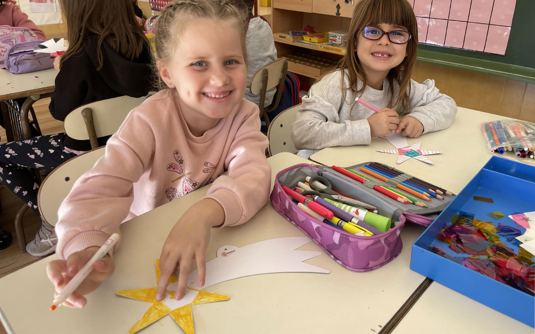 Los ocho estudiantes de 1º de Primaria de Castelserás muestran los diseños con los que compiten./ María Celiméndiz