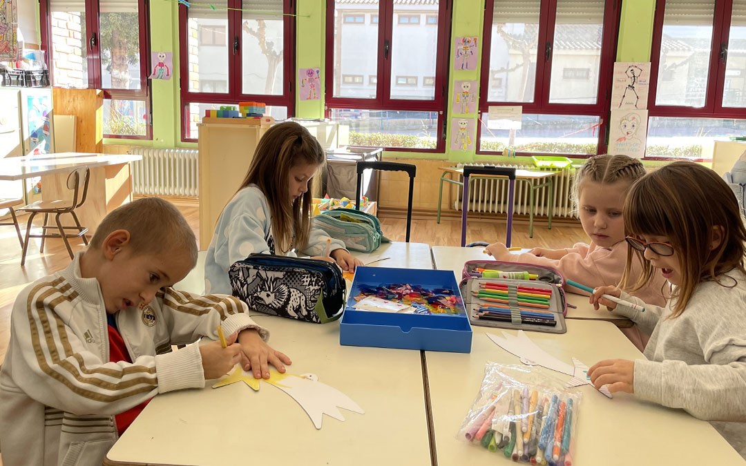 Los ocho estudiantes de 1º de Primaria de Castelserás muestran los diseños con los que compiten./ María Celiméndiz