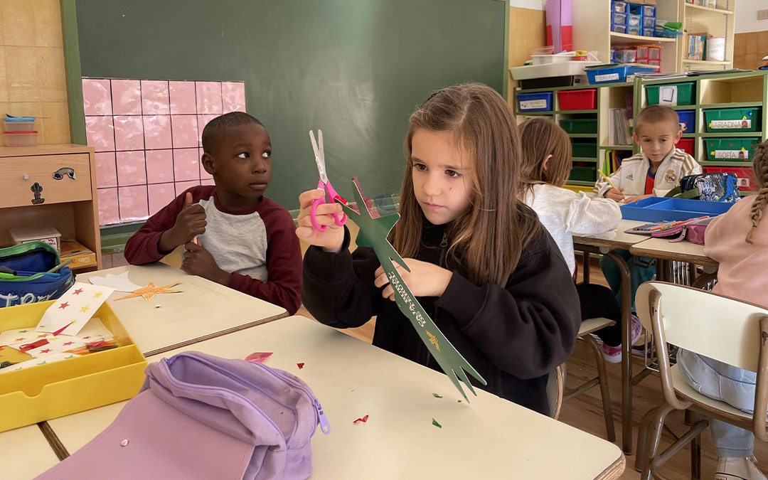 Los ocho estudiantes de 1º de Primaria de Castelserás muestran los diseños con los que compiten./ María Celiméndiz