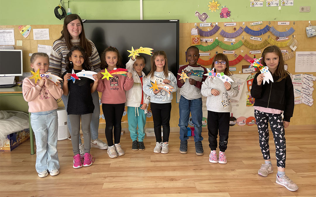 Los ocho estudiantes de 1º de Primaria de Castelserás muestran los diseños con los que compiten./ María Celiméndiz