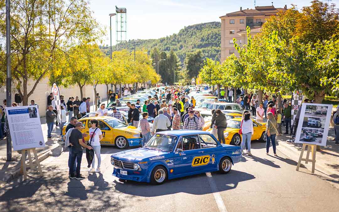 Vehículos clásicos y de competición exhibidos en la pasada edición de la Concentración del Real Automóvil Club Circuito Guadalope, un evento que reúne auténticas joyas del motor en el corazón de Alcañiz./ Carlos Casimiro