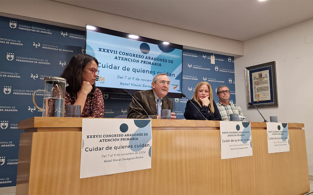 Leandro Catalán, presidente del Sindicato de Médicos de Atención Primaria; Mercedes Ortín, secretaria general de CESMAragón; Sara Sastre, presidenta del Congreso y Raúl Vallés, médico de familia del centro de salud de Zuera, en la presentación./ L.C.