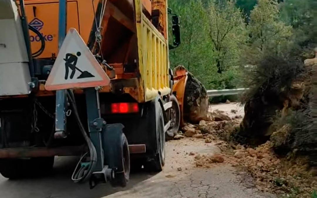 La quitanieves en plena labor para despejar la carretera TE-V-3001 tras el desprendimiento de rocas que bloqueó ambos carriles esta madrugada./ Ayuntamiento de Torre del Compte
