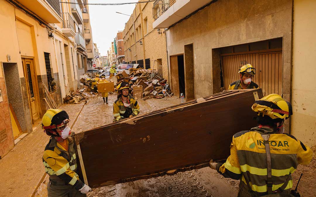 Operativo de Aragón trabajando en Catarroja este martes / Eduardo Ezequiel