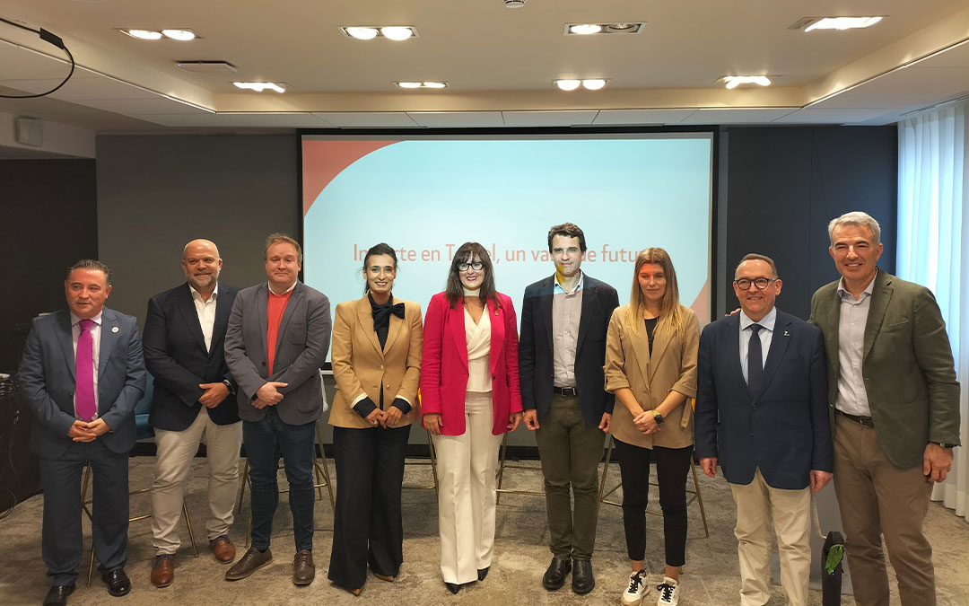 Foto de familia de los participantes en la jornada./ DPT