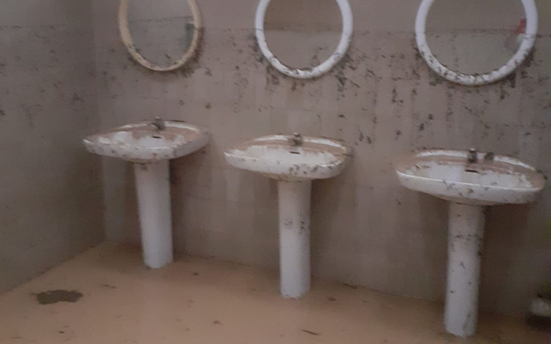 El agua entró en las instalaciones de las piscinas de Fabara./ L.C.