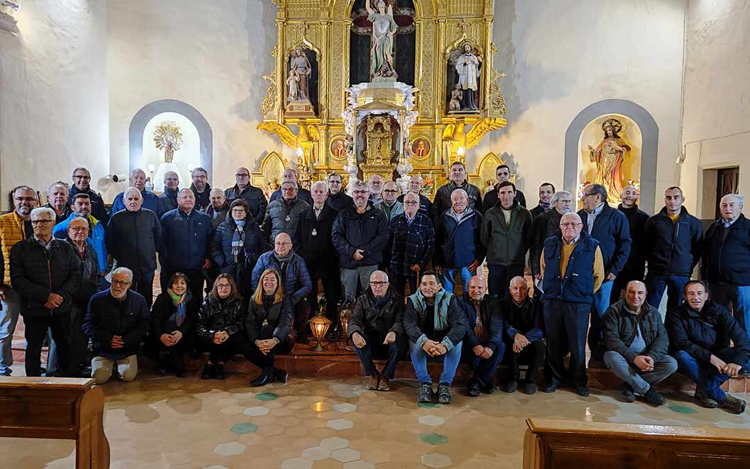 Foto de familia de los grupos de rosarieros y despertadores participantes en el evento./ A.G.