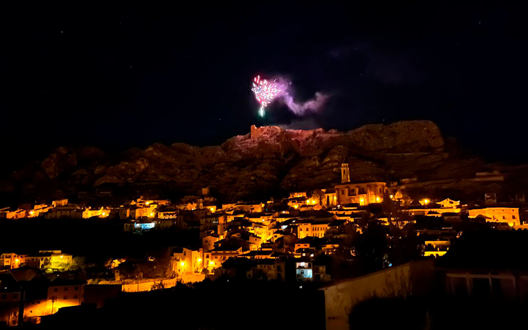 Vista general del castillo de Castellote iluminado y con fuegos artificiales en la noche del sábado./Ayuntamiento Castellote